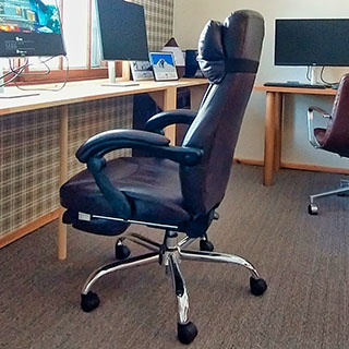事務机と椅子